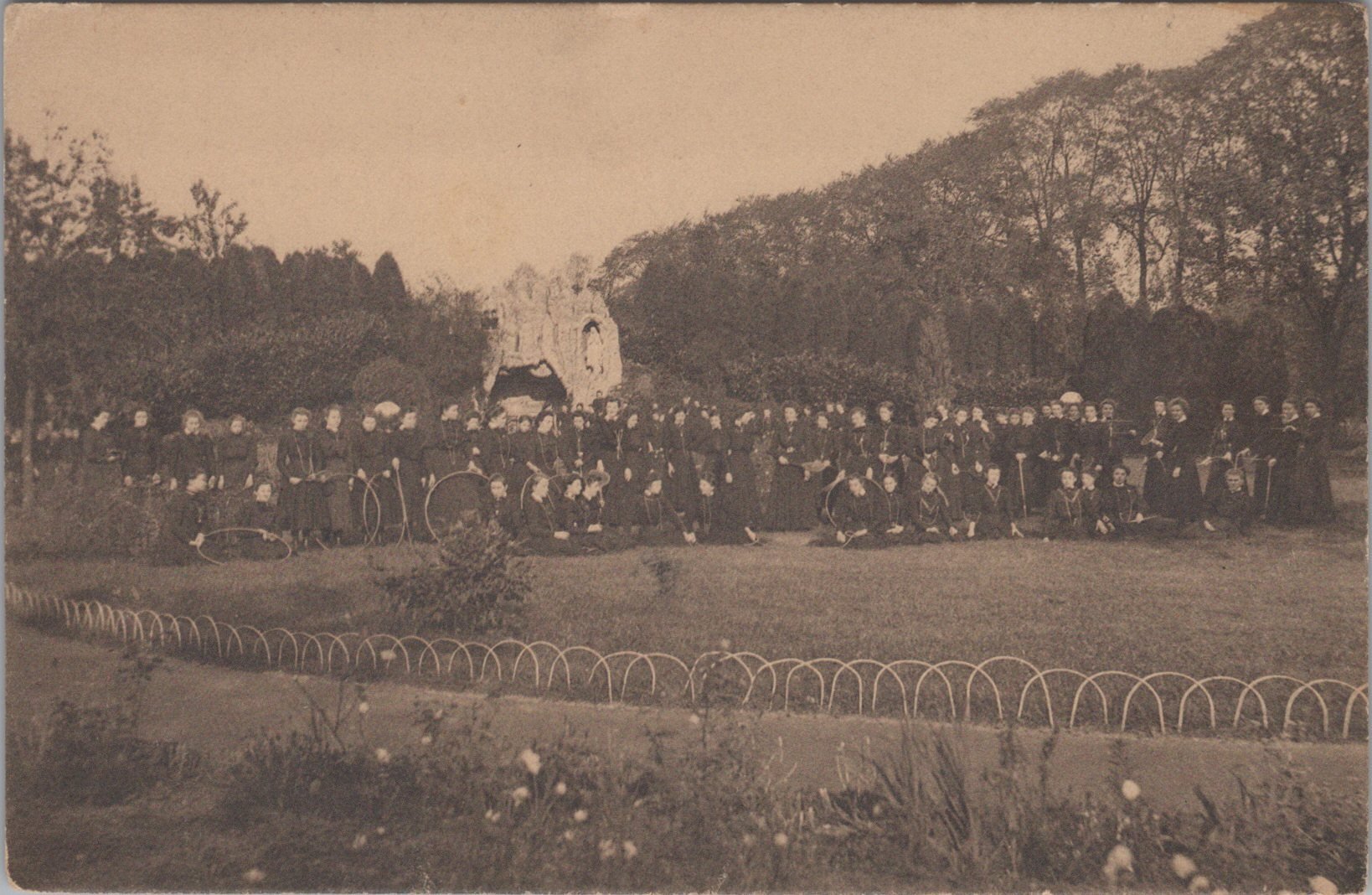 /Belgium/Places/BE_Place_1900-1961_Leuze Etablissement des Dames de St. Francois de Sales.jpg